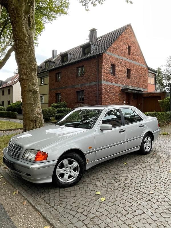 Silber Gebraucht 1998 Mercedes C180 Elegance Limousine | 1.750 € (Guter Preis) - Bild 1/4