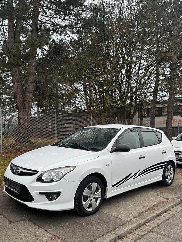 Weiß Gebraucht 2011 Hyundai i30 Kleinwagen | 3.999 € (Fairer Preis) - Bild 1/4
