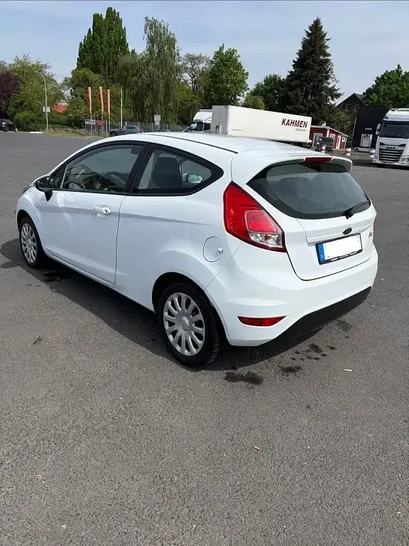 Gebraucht Ford Fiesta 60 PS (44 kW) 2015 Weiß Kleinwagen