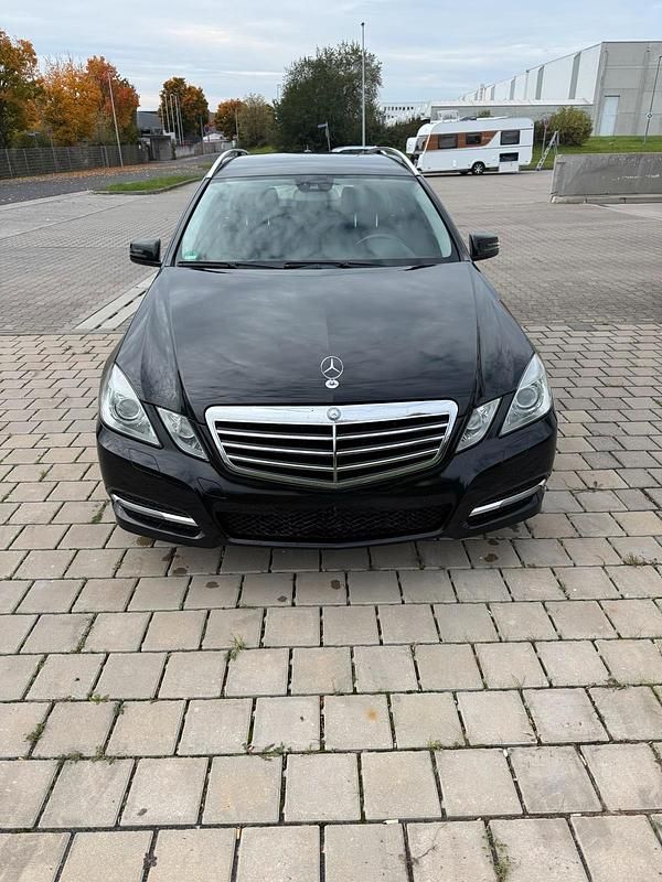 Schwarz Gebraucht 2012 Mercedes E220 Kombi | 8.600 € (Guter Preis) - Bild 1/4