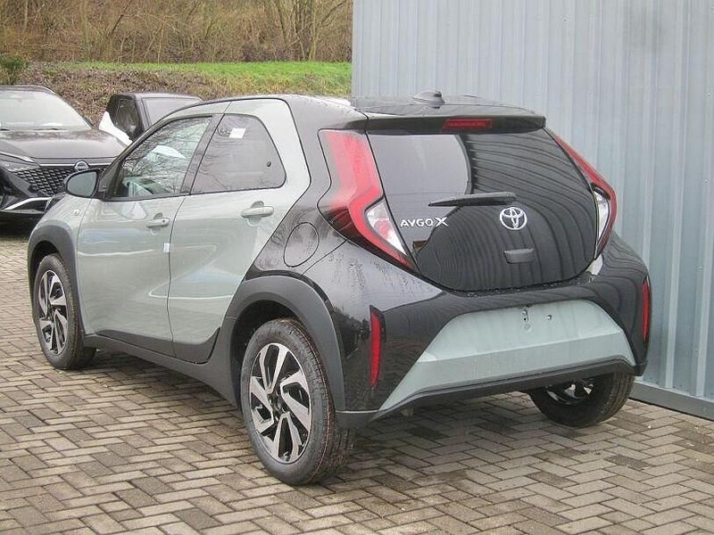 Neu Toyota Aygo 72 PS (52 kW) 2025 Urban khaki (6x3)/ black mica Kleinwagen