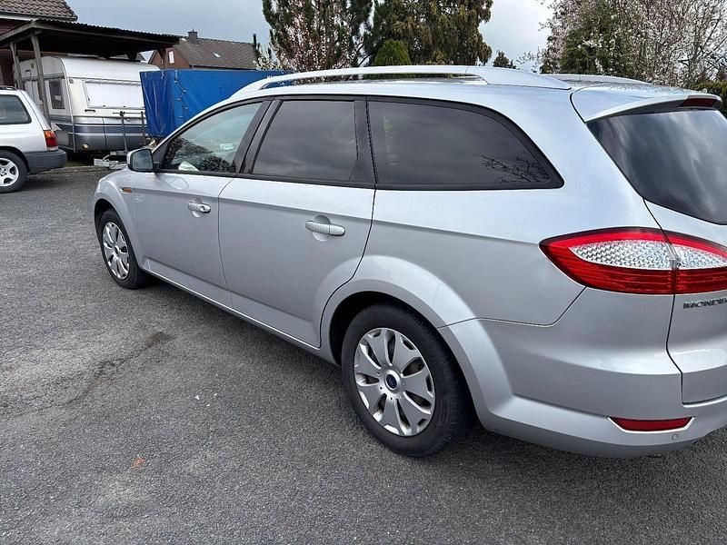 Gebraucht Ford Mondeo 140 PS (102 kW) 2010 Silber Kombi