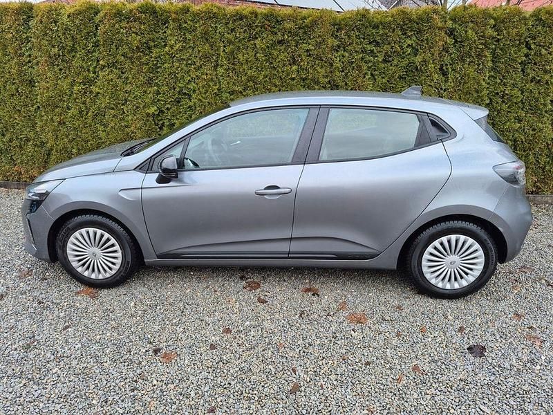 Grau Gebraucht 2024 Renault Clio V Evolution Limousine | 12.499 € (Superpreis) - Bild 1/4