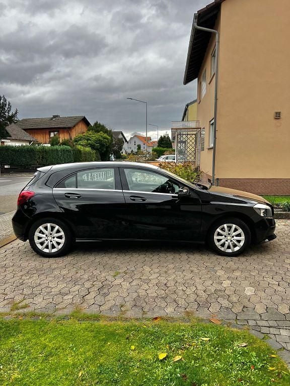 Schwarz Gebraucht 2017 Mercedes A180 Edition Limousine | 12.500 € (Guter Preis) - Bild 1/4