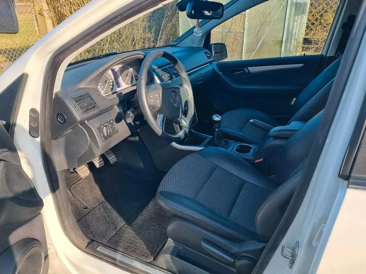 Gebraucht Mercedes B180 116 PS (85 kW) 2011 Weiß Van / Kleinbus