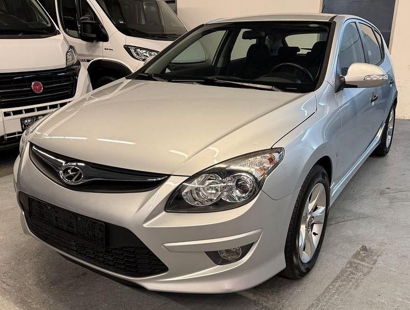 Silber Gebraucht 2011 Hyundai i30 Edition Limousine | 4.399 € (Fairer Preis) - Bild 1/4