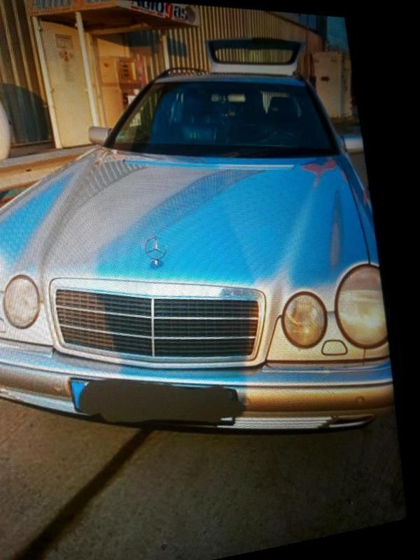 Silber Gebraucht 1998 Mercedes E320 Kombi | 11.999 € - Bild 1/4