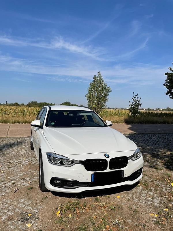 Weiß Gebraucht 2018 BMW 318 Advantage Kombi | 11.999 € (Superpreis) - Bild 1/4
