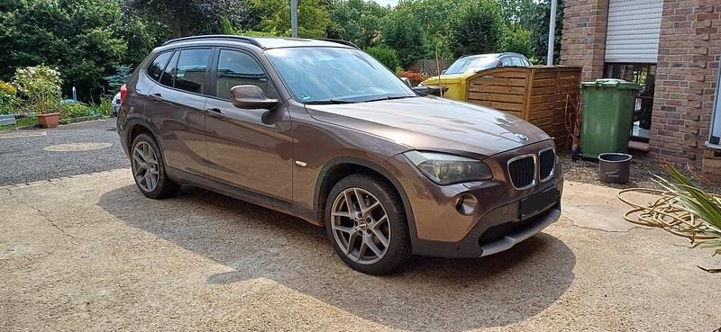 Braun Gebraucht 2011 BMW X1 SUV | 8.500 € (Etwas zu teuer) - Bild 1/4