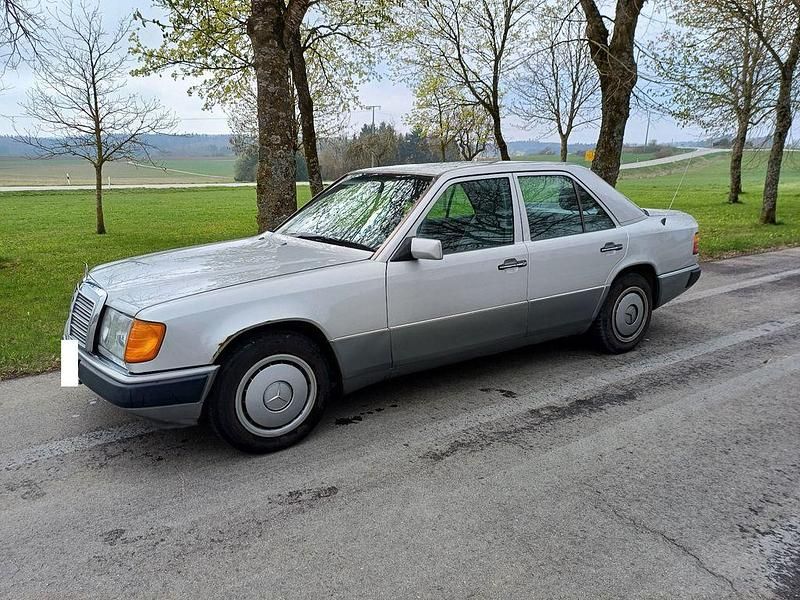 Gebraucht Mercedes E230 132 PS (97 kW) 1990 Silber Limousine