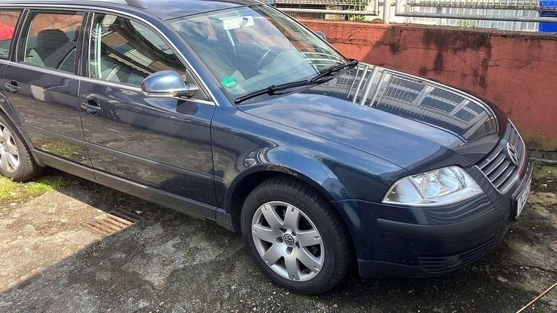 Blau Gebraucht 2004 VW Passat Comfortline Kombi | 2.900 € (Fairer Preis) - Bild 1/4