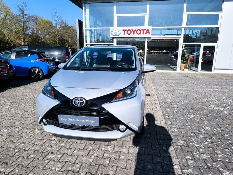 Silber Gebraucht 2017 Toyota Aygo X-play Kleinwagen | 9.350 € (Fairer Preis) - Bild 1/4