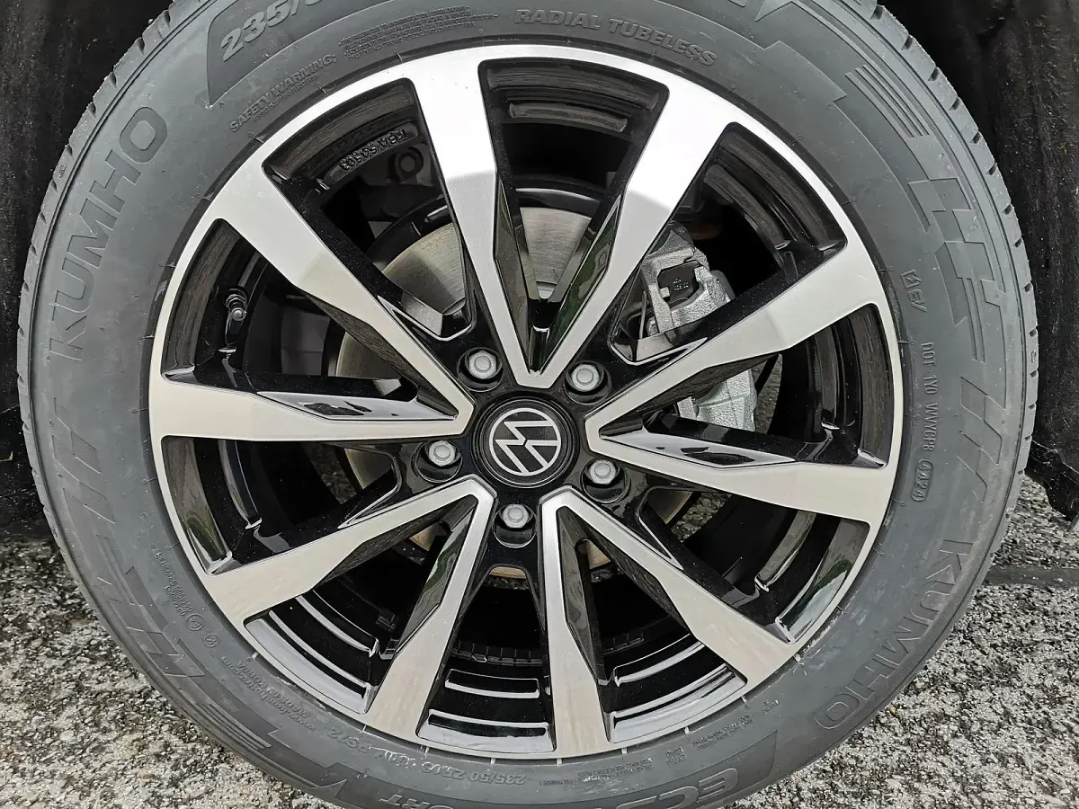 Neu VW Multivan Edition 150 PS (110 kW) 2025 Silber (monosilber metallic) Van / Kleinbus