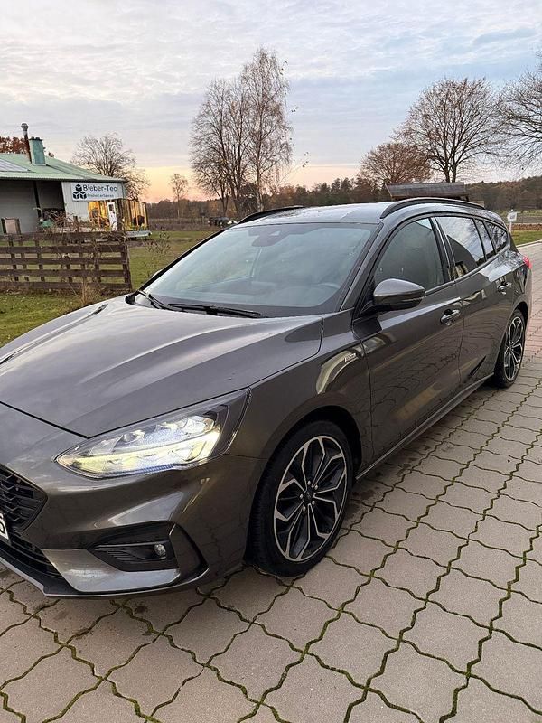 Grau Gebraucht 2019 Ford Focus ST-Line Kombi | 14.900 € (Fairer Preis) - Bild 1/4