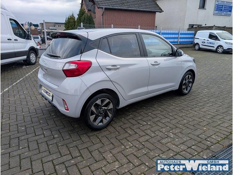 Neu Hyundai i10 Advanced 84 PS (61 kW) 2025 Grau Kleinwagen
