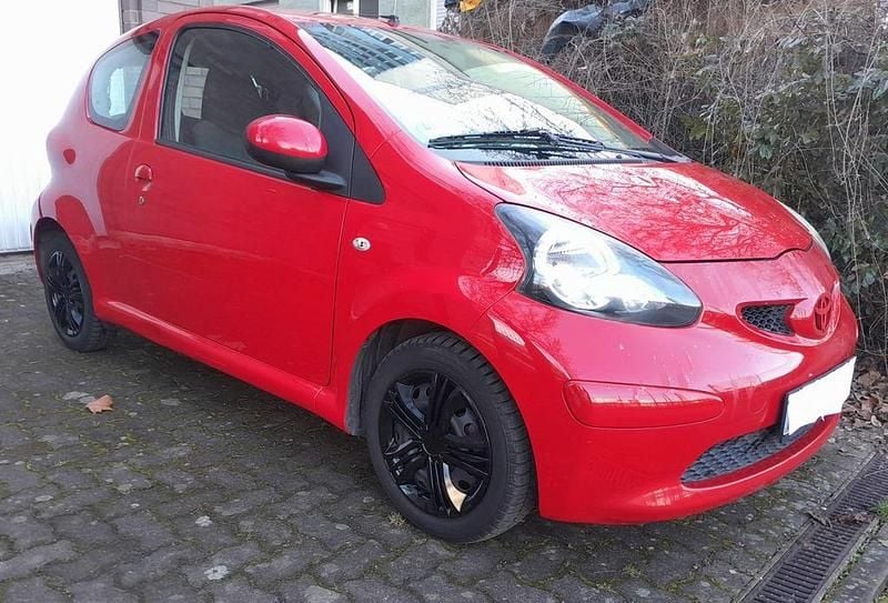 Gebraucht Toyota Aygo 68 PS (50 kW) 2008 Rot Kleinwagen