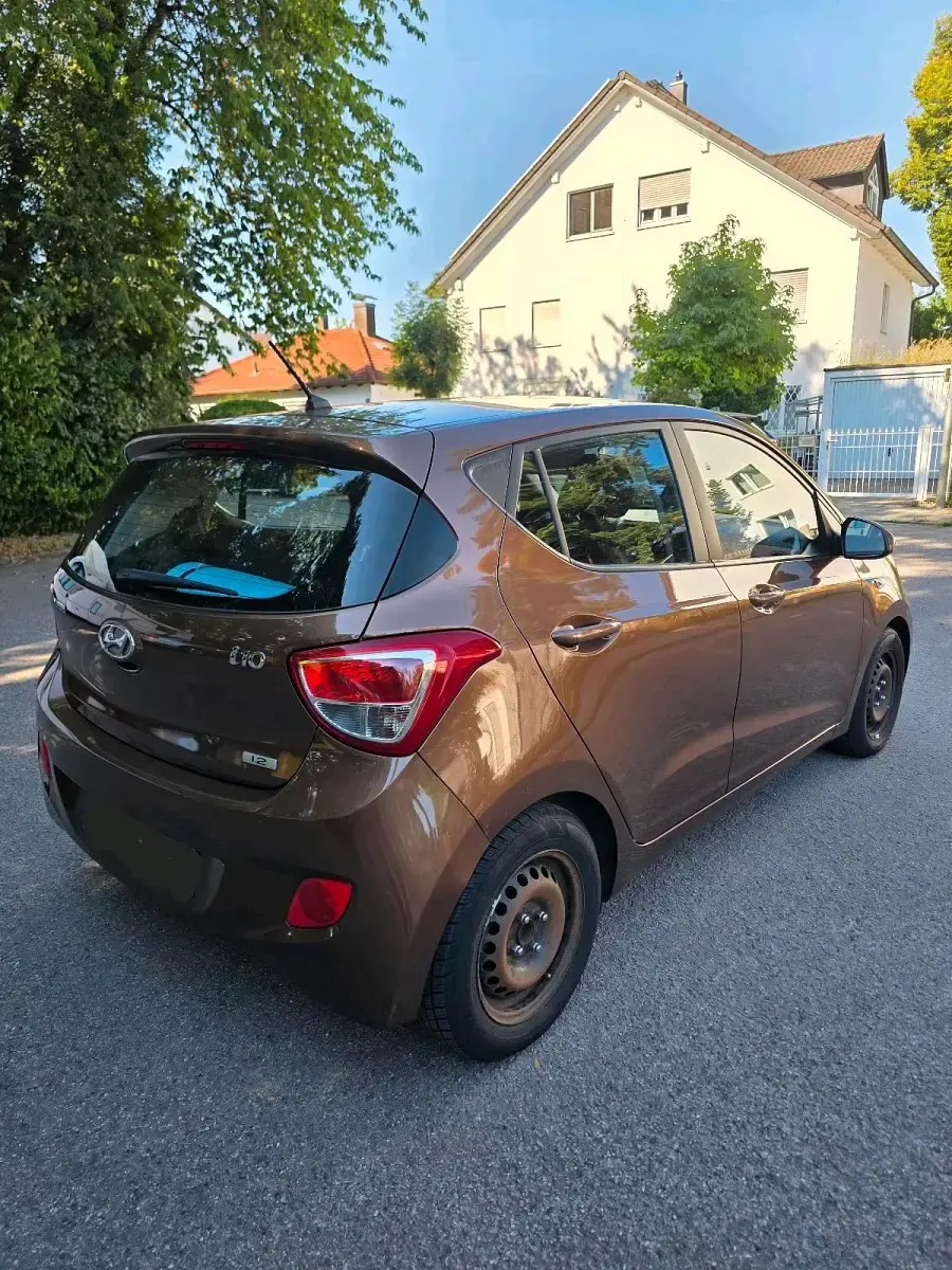 Gebraucht Hyundai i10 87 PS (63 kW) 2015 Braun Kleinwagen