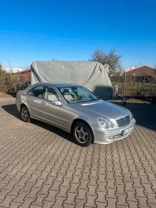 Silber Gebraucht 2005 Mercedes 180 Limousine | 5.000 € - Bild 1/4