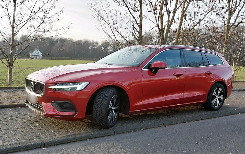 Gebraucht Volvo V60 Momentum 150 PS (110 kW) 2019 Rot Kombi