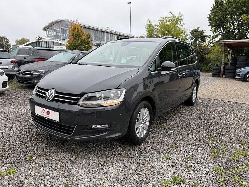 Uranograu/cinza urano Gebraucht 2020 VW Sharan Comfortline Van / Kleinbus | 22.999 € (Fairer Preis) - Bild 1/4