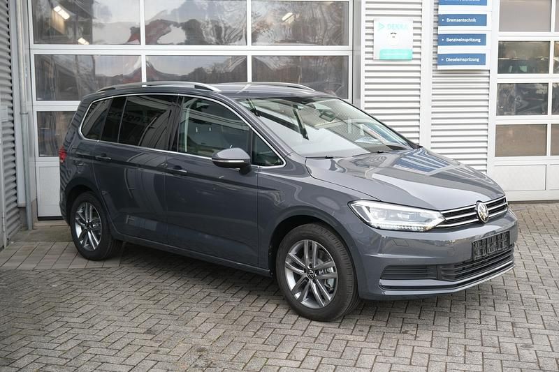 Neu VW Touran Edition 150 PS (110 kW) 2026 Delfingrau metallic Van / Kleinbus