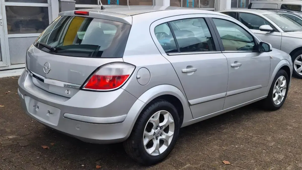 Gebraucht Opel Astra 105 PS (77 kW) 2006 Silber Limousine