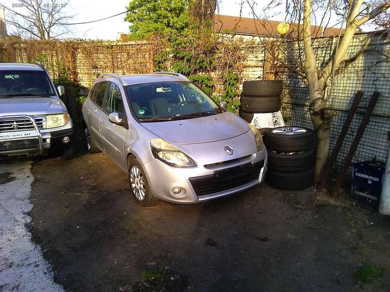 Gebraucht Renault Clio GrandTour Luxe 103 PS (75 kW) 2010 Silber Kombi