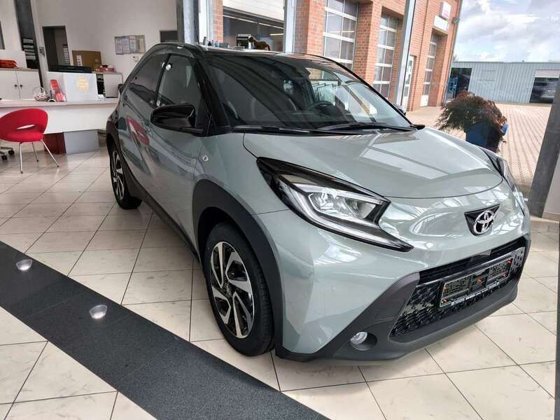 Urban khaki / night sky black Neu 2024 Toyota Aygo Pulse Kleinwagen | 20.900 € - Bild 1/4