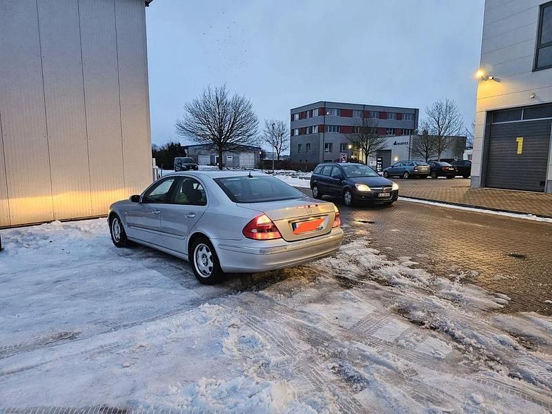 Gebraucht Mercedes E270 Avantgarde 177 PS (130 kW) 2004 Silber Limousine