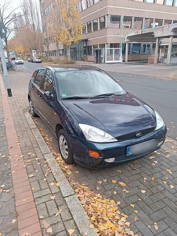 Blau Gebraucht 2001 Ford Focus Limousine | 1.600 € (Fairer Preis) - Bild 1/4
