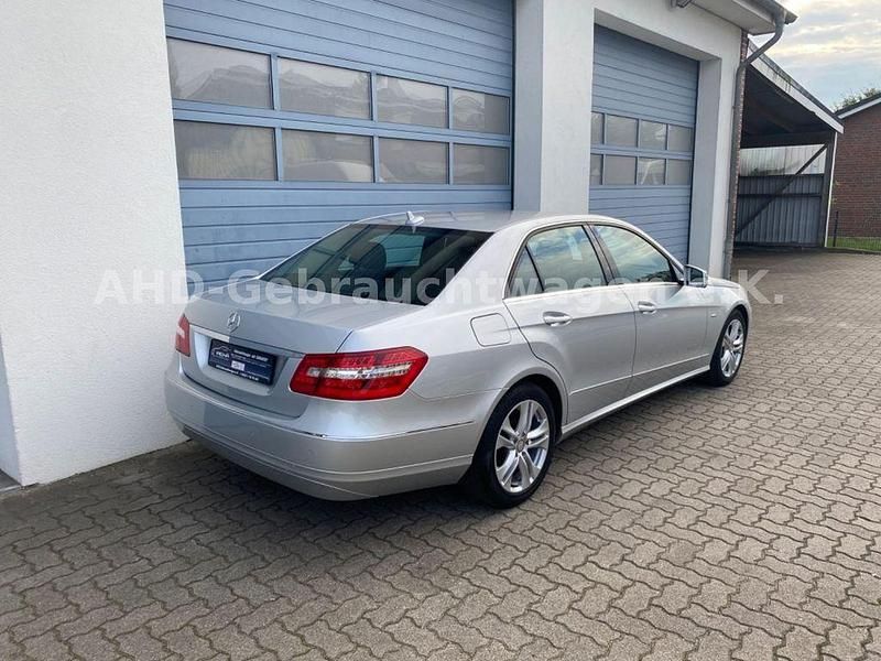 Gebraucht Mercedes E220 Avantgarde 170 PS (125 kW) 2011 Silber Limousine