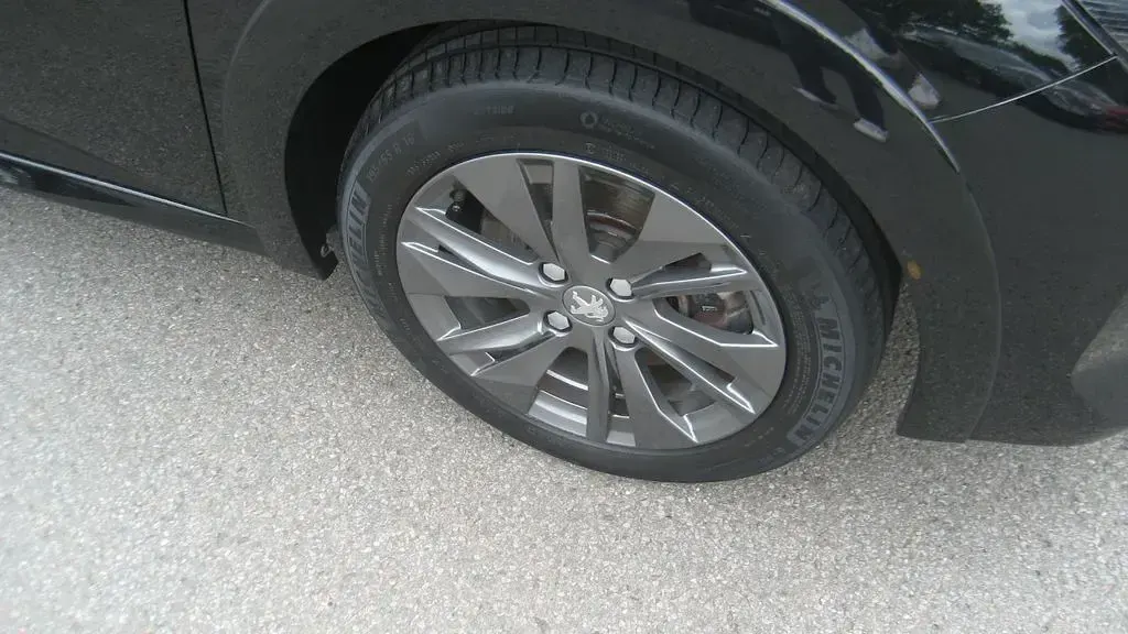 Gebraucht Peugeot e-208 Active 100 kW (136 PS) 2022 Schwarz Kleinwagen