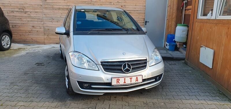 Grau Gebraucht 2011 Mercedes A160 Limousine | 7.980 € (Etwas zu teuer) - Bild 1/4