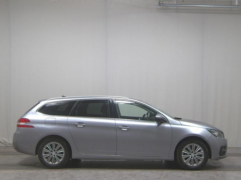 Grau Gebraucht 2021 Peugeot 308 SW Allure Kombi | 9.980 € - Bild 1/4