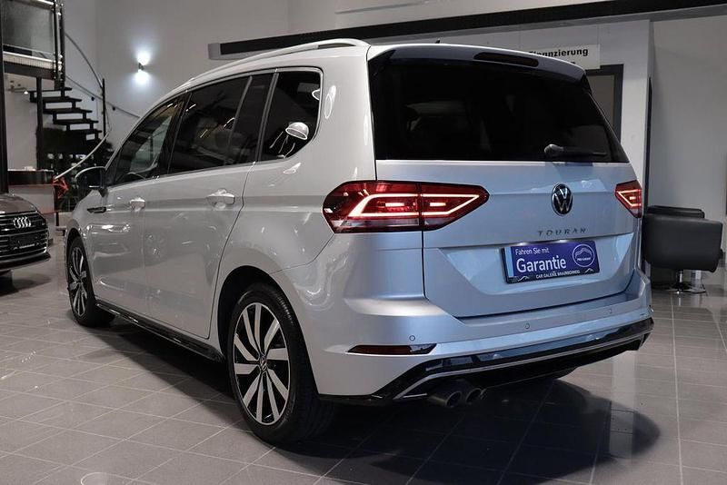 Gebraucht VW Touran Highline 150 PS (110 kW) 2022 Reflexsilber metallic Van / Kleinbus