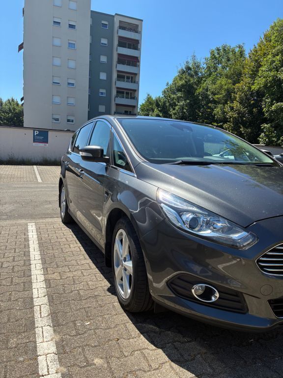 Grau Gebraucht 2018 Ford S-MAX Titanium Van / Kleinbus | 16.990 € (Guter Preis) - Bild 1/4