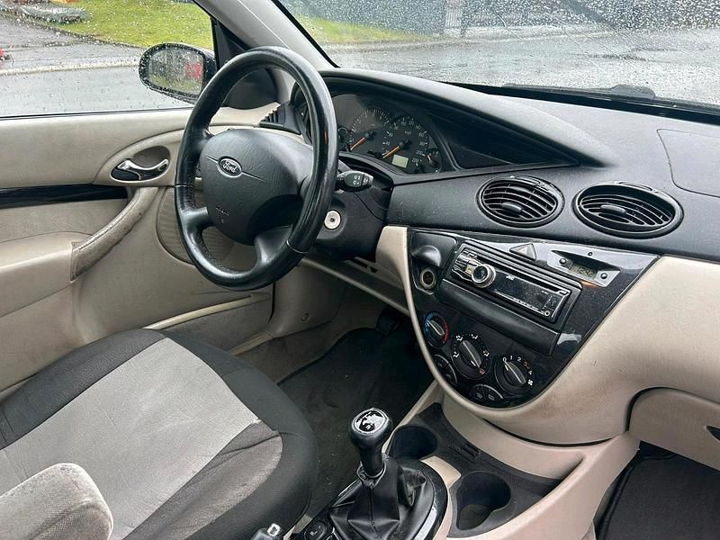 Gebraucht Ford Focus Ghia 115 PS (84 kW) 2003 Rot Limousine