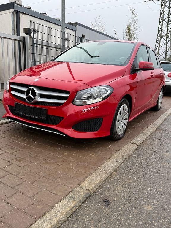 Gebraucht Mercedes B200 136 PS (100 kW) 2015 Rot Van / Kleinbus
