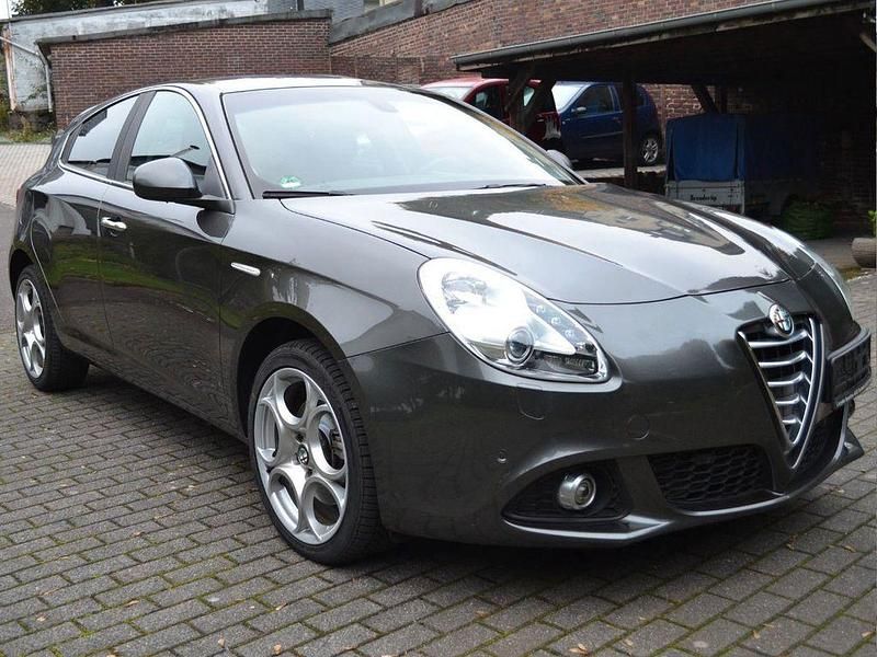 Grau Gebraucht 2015 Alfa Romeo Giulietta Turismo Kleinwagen | 12.900 € (Fairer Preis) - Bild 1/4