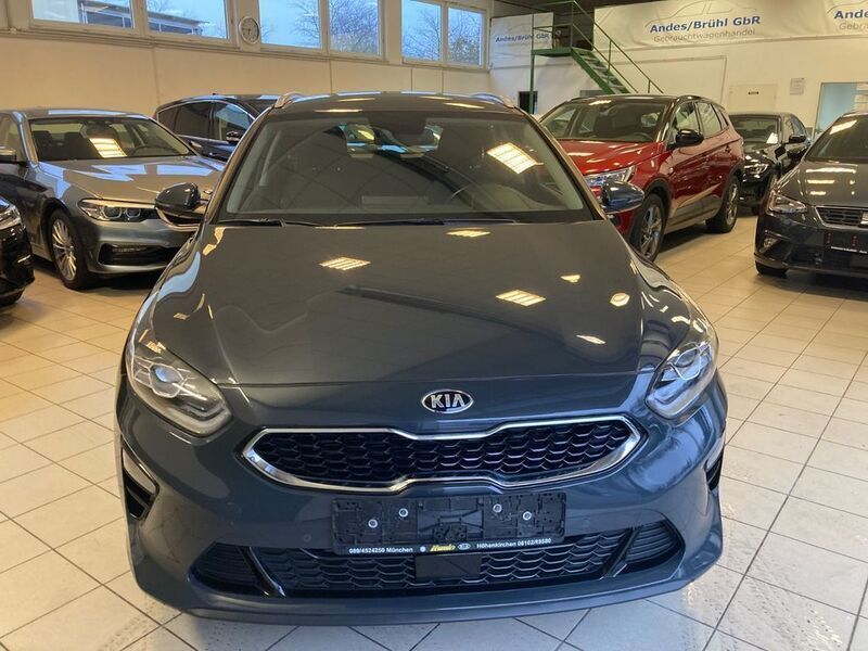 Grau Gebraucht 2021 Kia Ceed Sportswagon Spirit Kombi | 19.990 € (Teuer) - Bild 1/4