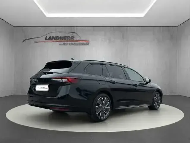 Używany Skoda Superb 193 KM (141 kW) 2025 Czarny Kombi