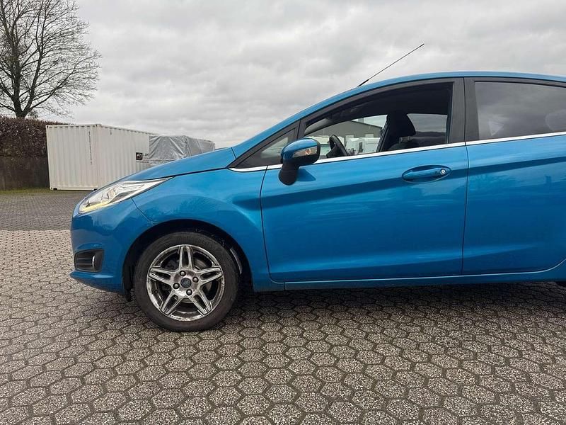 Gebraucht Ford Fiesta Titanium 125 PS (91 kW) 2014 Arubablau metallic Kleinwagen