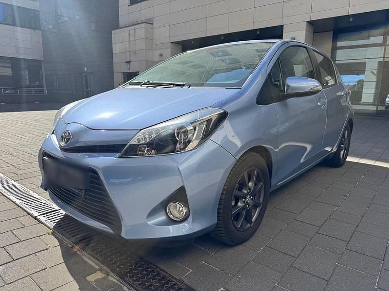 Gebraucht Toyota Yaris Hybrid 75 PS (55 kW) 2013 Blau Kleinwagen