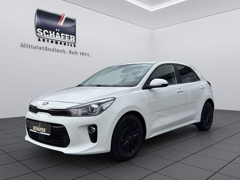 Weiß Gebraucht 2019 Kia Rio Spirit Limousine | 13.990 € (Fairer Preis) - Bild 1/4