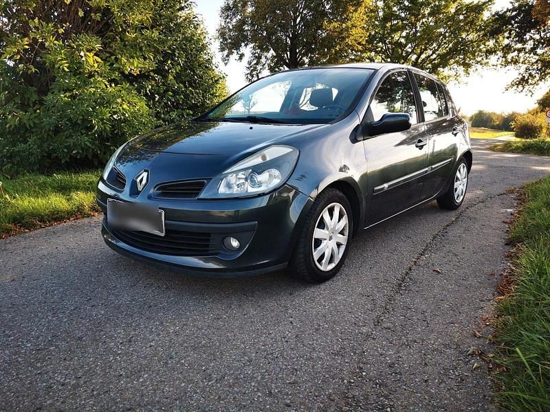 Grau Gebraucht 2006 Renault Clio II Expression Limousine | 2.100 € (Etwas zu teuer) - Bild 1/4