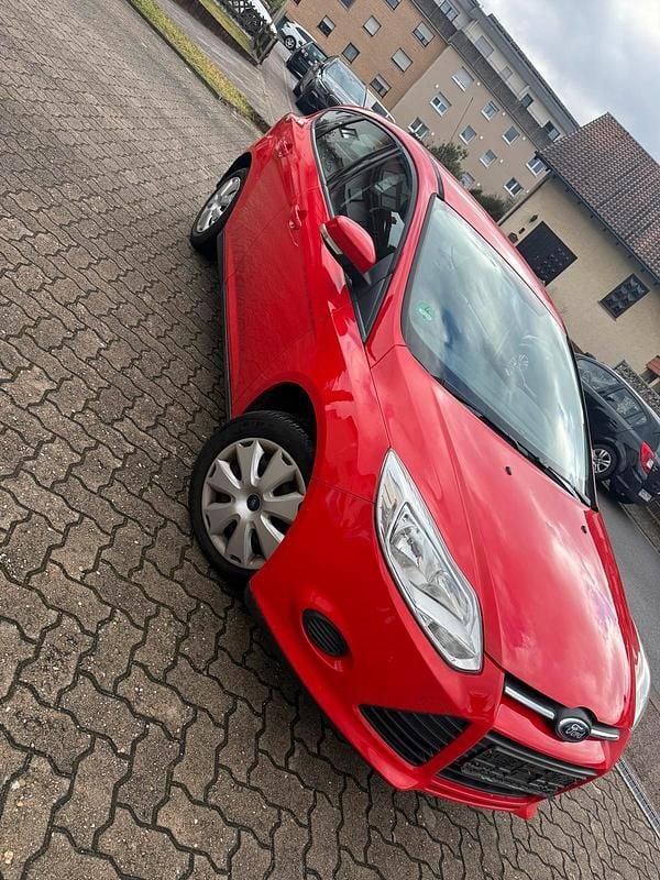 Rot Gebraucht 2013 Ford Focus Limousine | 2.300 € (Superpreis) - Bild 1/4