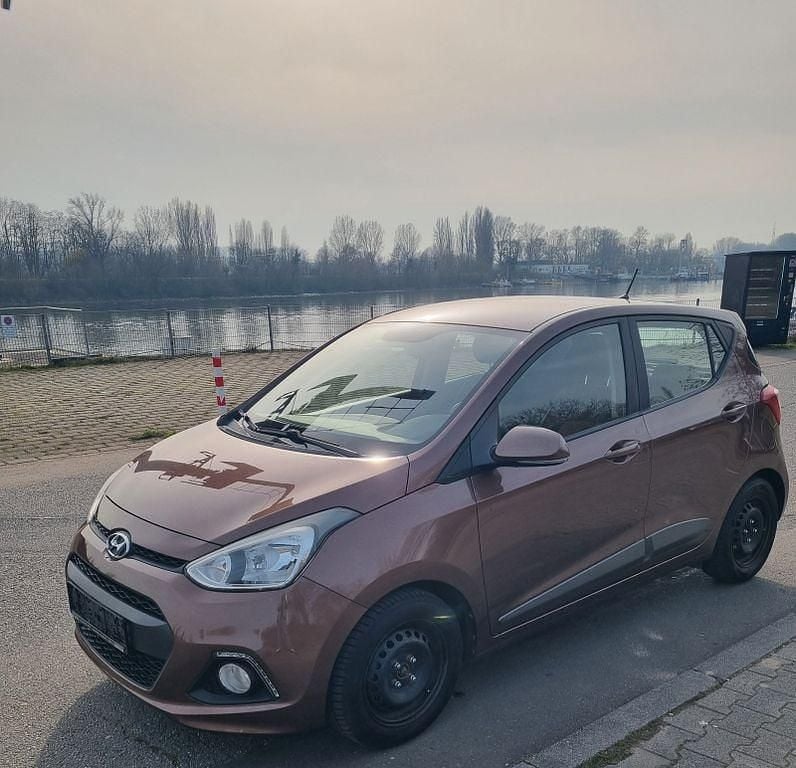 Gebraucht Hyundai i10 YES! 67 PS (49 kW) 2015 Braun Kleinwagen