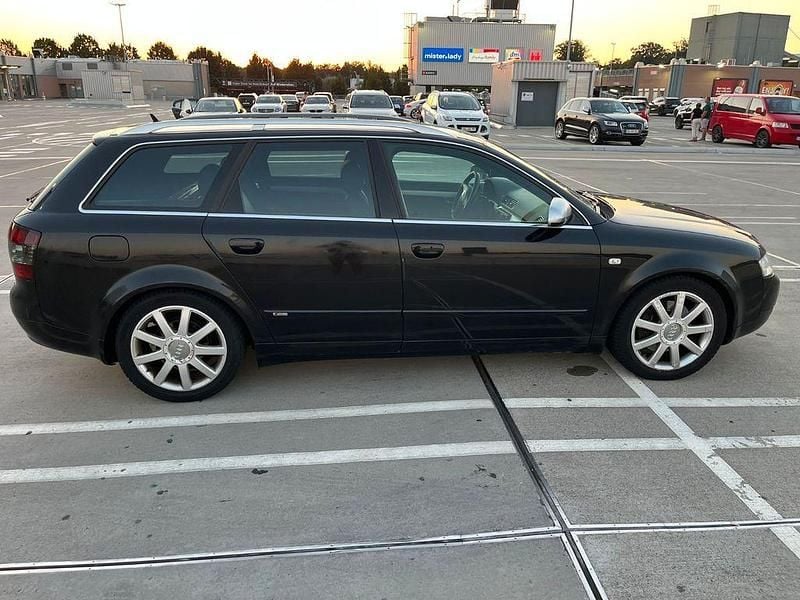 Schwarz Gebraucht 2002 Audi A4 Kombi | 2.000 € (Teuer) - Bild 1/4