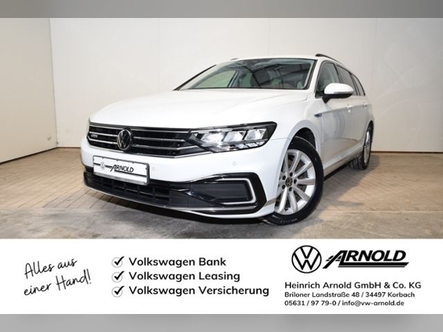 Gletscherweiß metallic Gebraucht 2022 VW Passat GTE Kombi | 28.690 € (Fairer Preis) - Bild 1/4