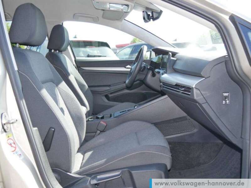 Gebraucht VW Golf VIII Move 150 PS (110 kW) 2024 Ivory silver metallic Limousine